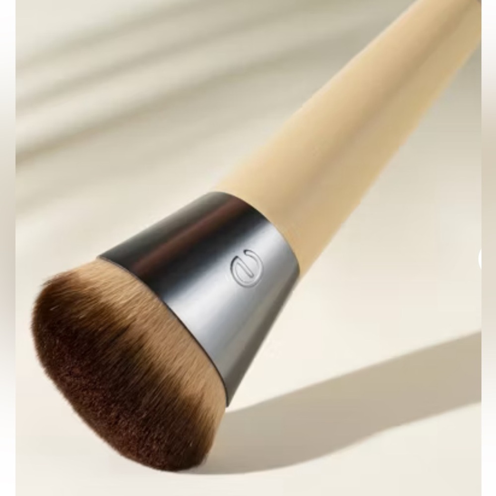 Makeup Brush, Wonder Cover Complexion Brush — EcoTools - Picture 4 of 15